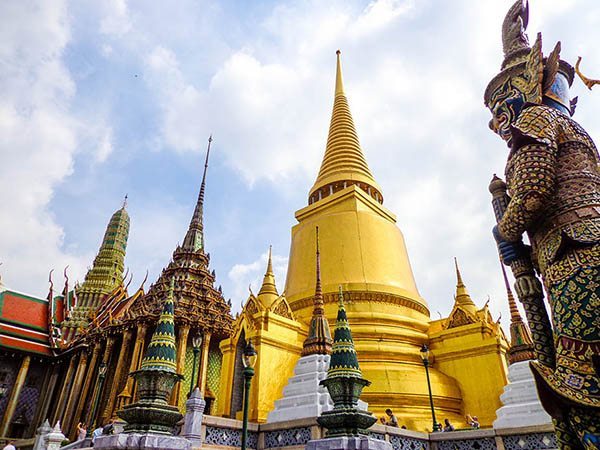 an essential stop for a first time in Bangkok is the grand palace